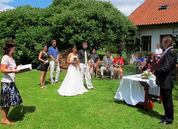 Svatba na zahradě penzionu